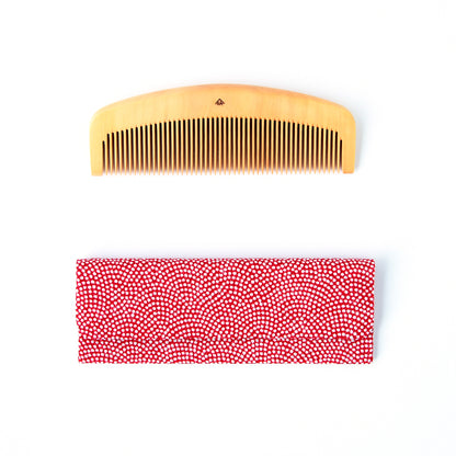 ４寸ときぐし（細歯）と赤い鮫小紋柄のケース