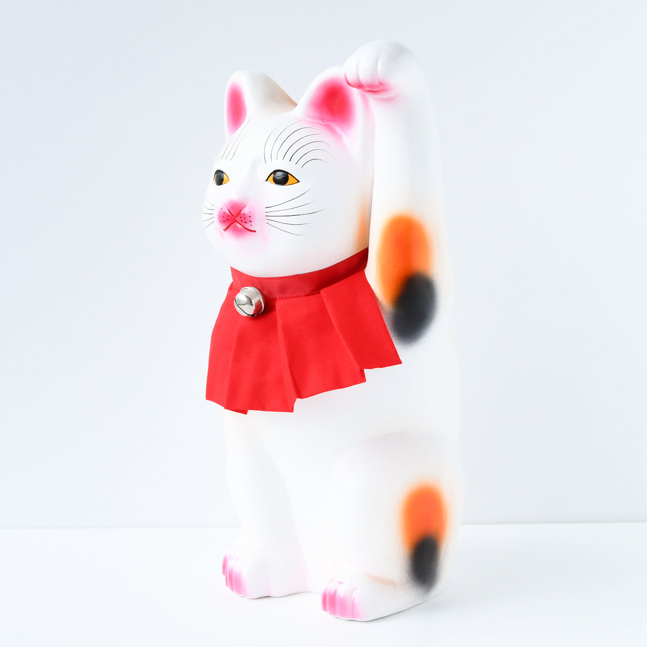 招き猫 左手 三毛 一尺二寸 / 小田人形 – MOCAD ONLINE SHOP