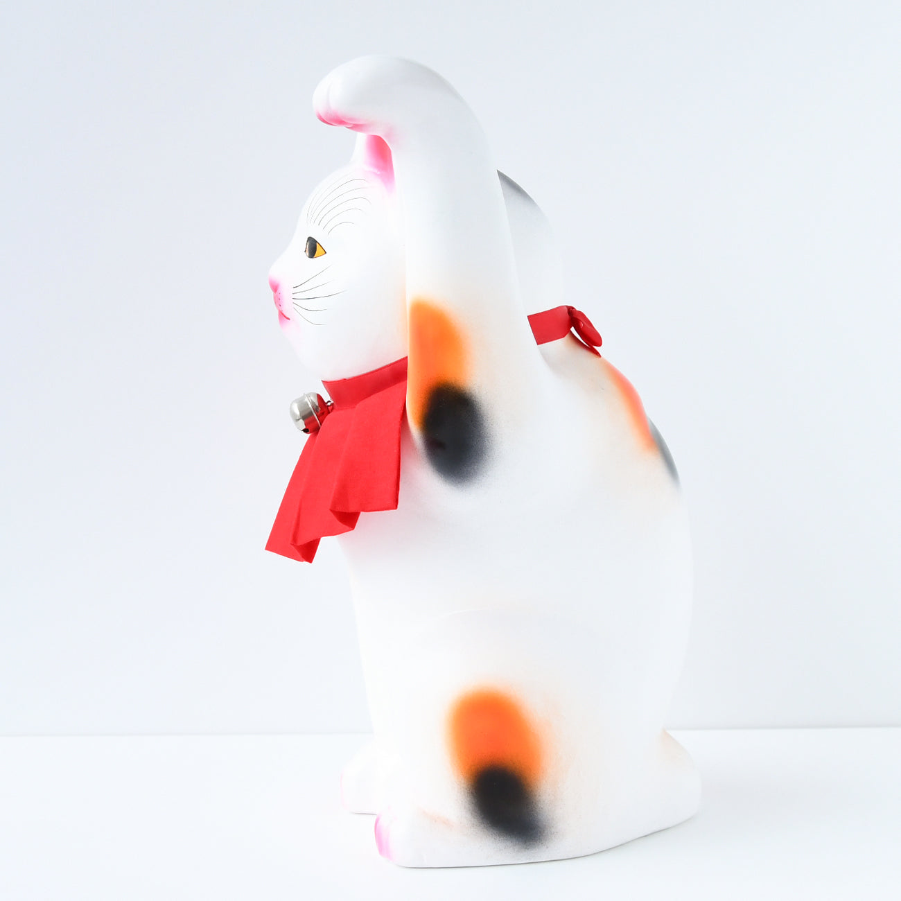 招き猫 左手 三毛 一尺二寸 / 小田人形 – MOCAD ONLINE SHOP