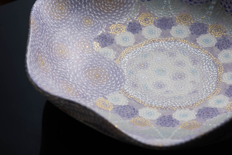 白菊レース菓子鉢。さまざまな色を使って、レースのように菊を描いた優美な作品。