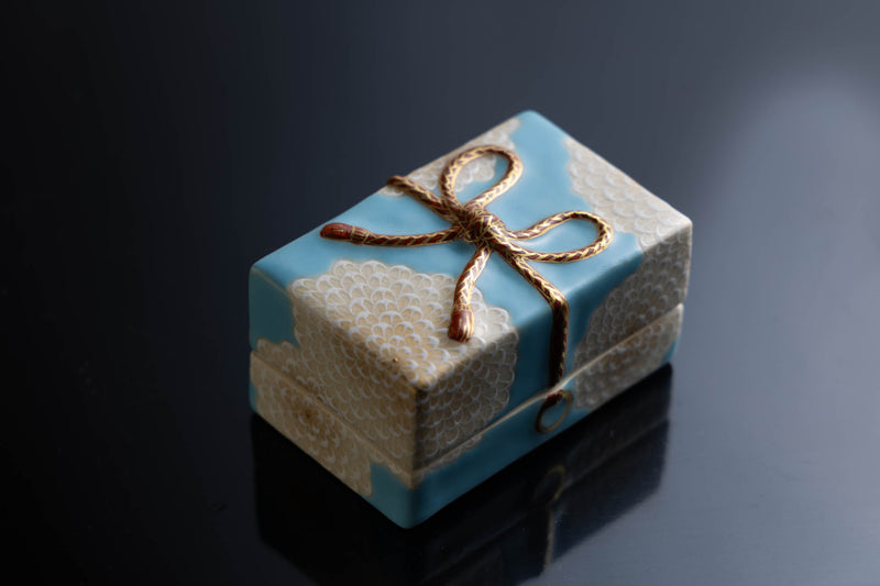 愛らしい形の、白菊蒼穹香合