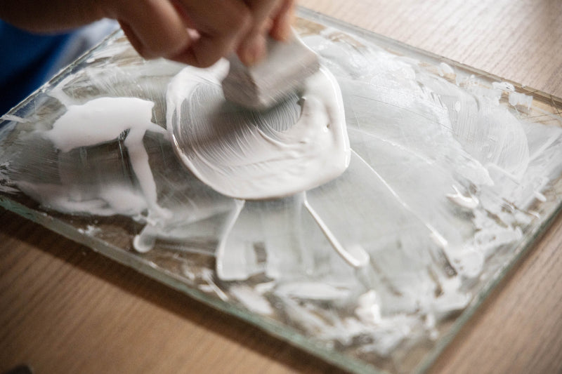 白色にも、さまざまな白があるので、色絵を施す素地（きじ）に合わせて使い分ける。