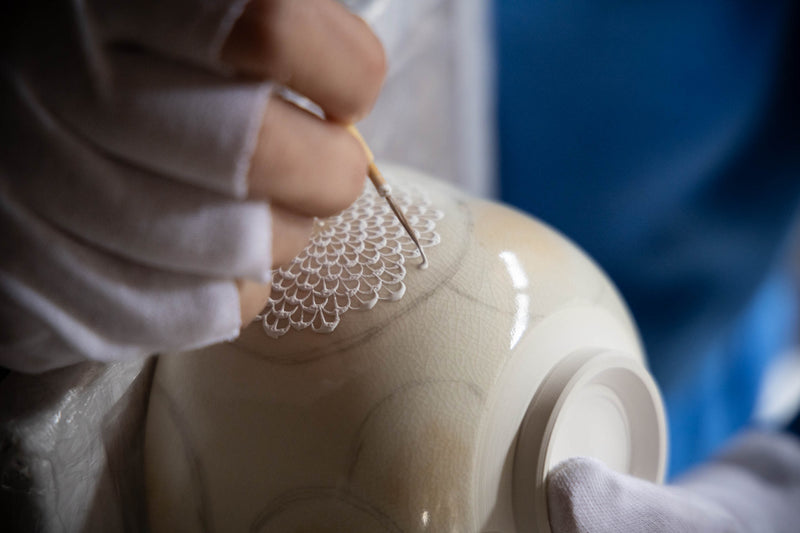 特注の筆を使い、花びら一枚をひと筆で描き、こんもりと盛り上げる。