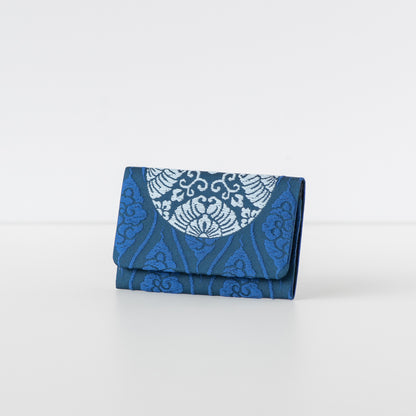 有職文浮織名刺入れ 縹色 雲立涌地文 に 臥蝶丸