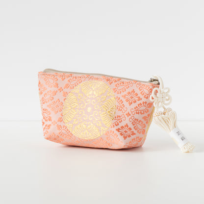 三角ポーチ/ 淡紅梅色 小葵地文 に 臥蝶丸