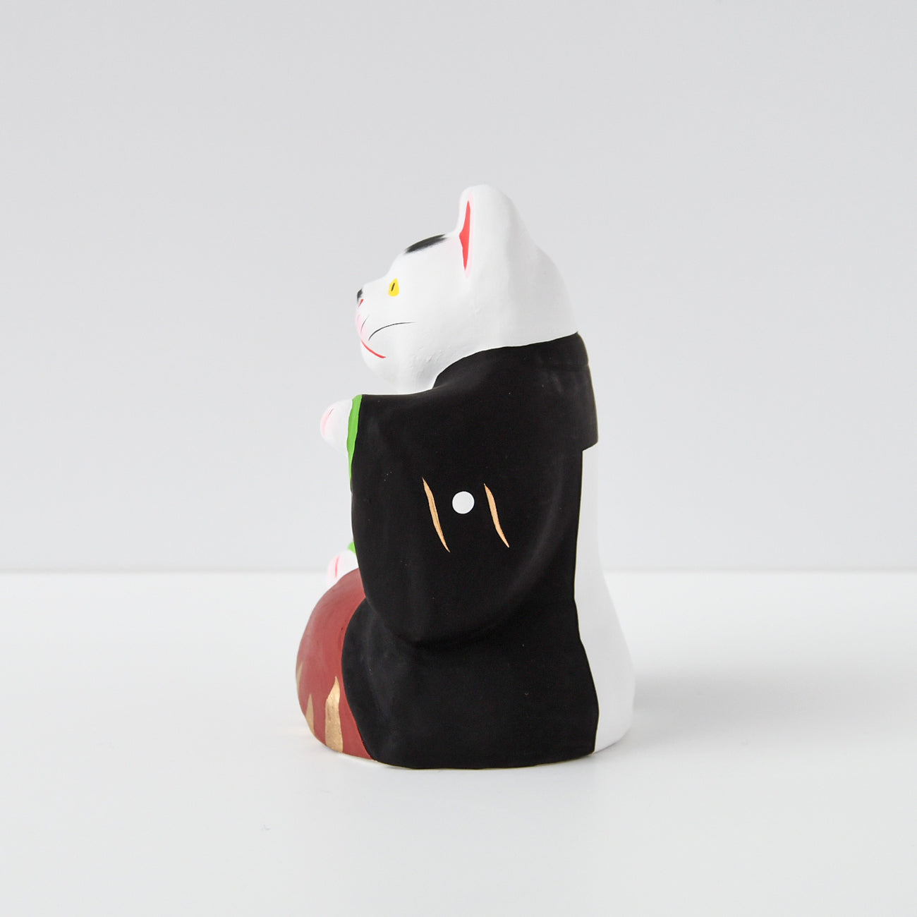 伏見人形 羽織猫（左手・羽織黒）小 | 京都の伝統工芸品の通販サイト