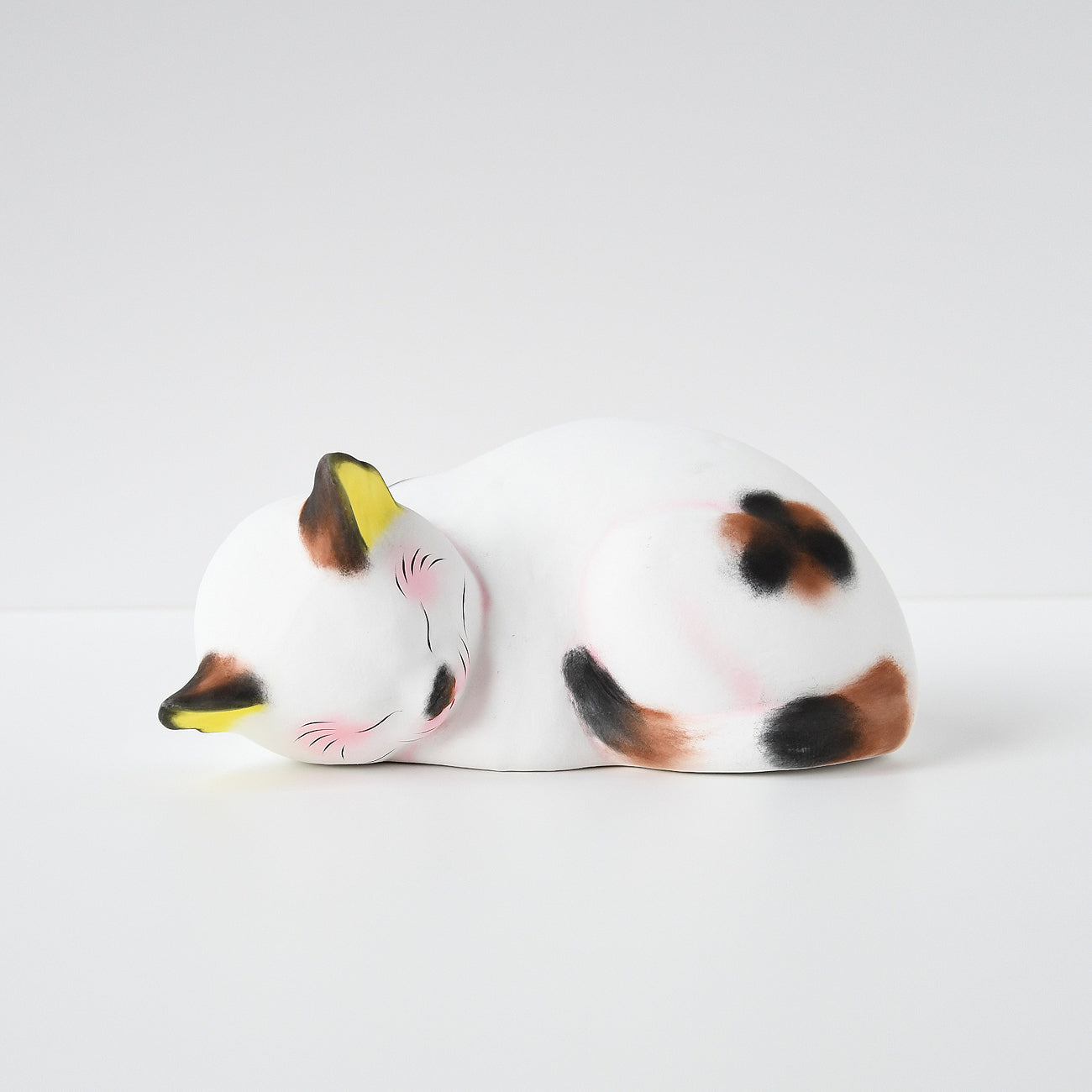 伏見人形 眠り猫| 京都の伝統工芸品の通販サイト – MOCAD ONLINE SHOP