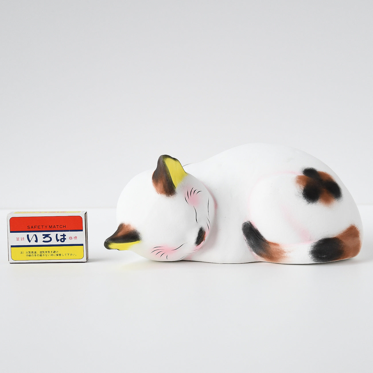 伏見人形 眠り猫| 京都の伝統工芸品の通販サイト – MOCAD ONLINE SHOP