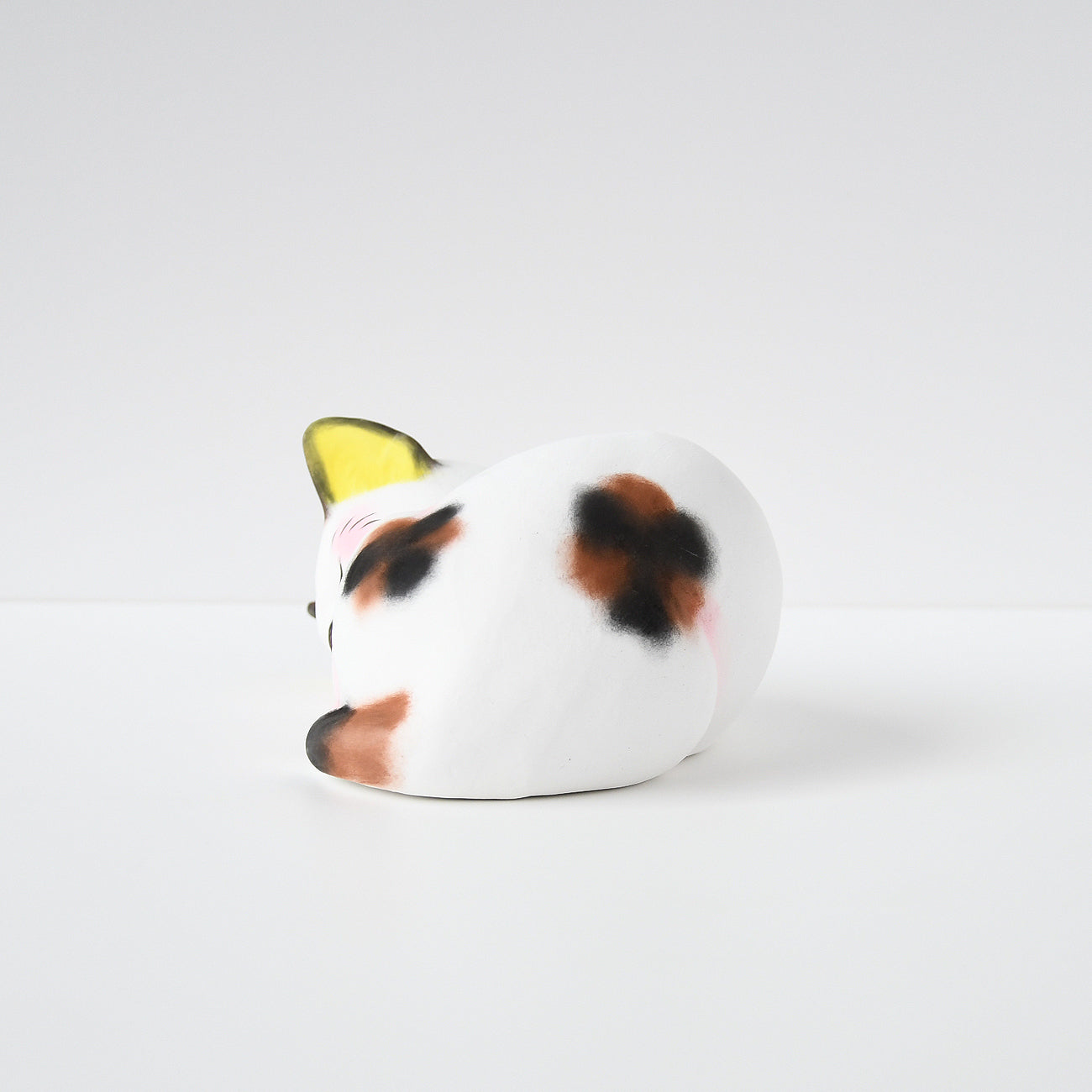 伏見人形 眠り猫 | 京都の伝統工芸品の通販サイト – MOCAD ONLINE SHOP